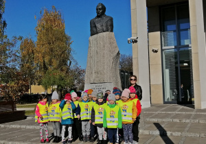 Dzieci składają hołd Józefomwi Piłsudskiemu w ramach akcji Szkoła pamięta